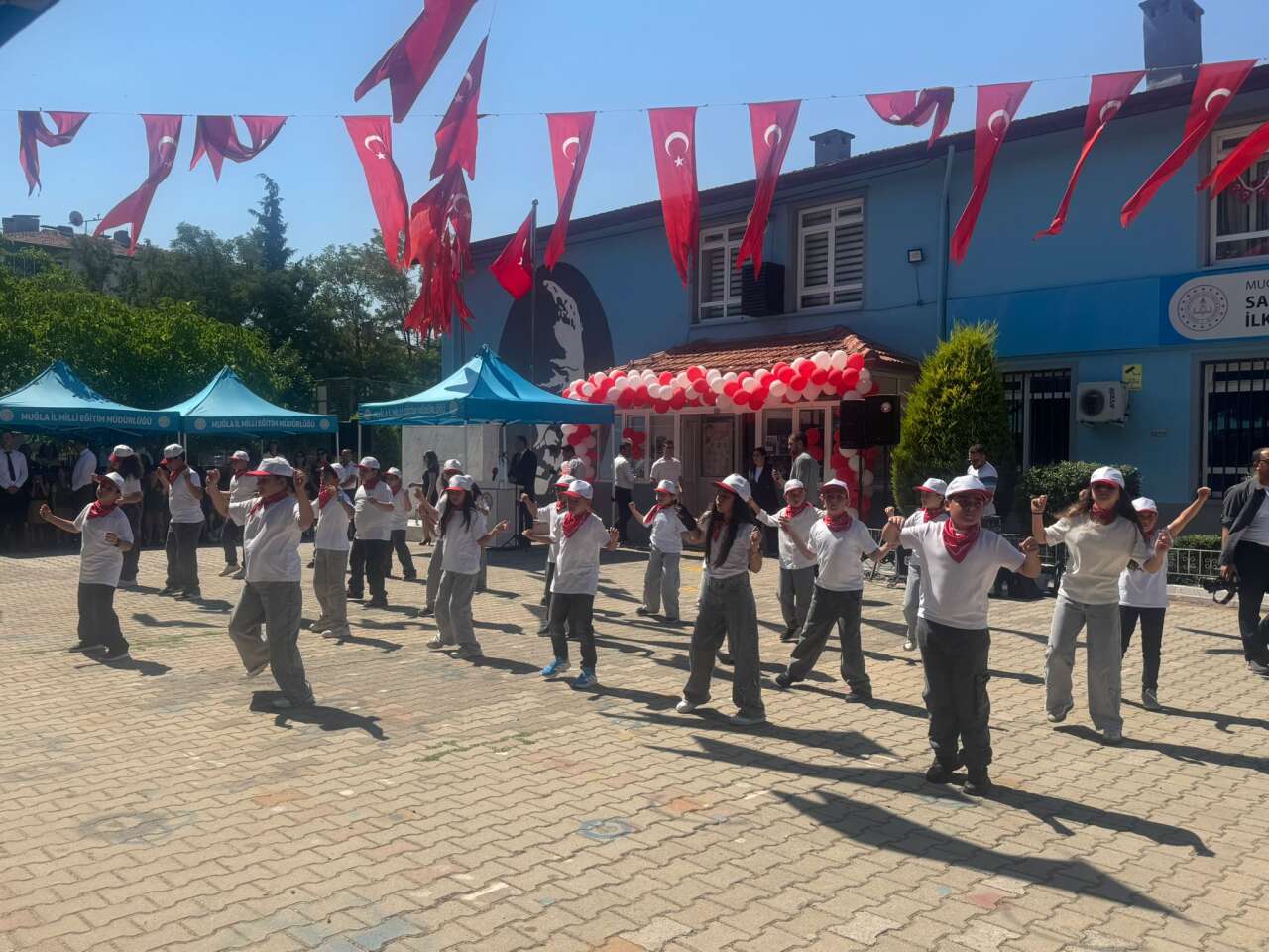 Muğla’da Karne Sevinci: Vali İdris Akbıyık Öğrencilerle Buluştu 3